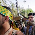 Luchadores chiíes se organizan para combatir a los terroristas del ISIS, en Basora, al sureste de Bagdag