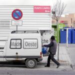 Su modus operandi es siempre el mismo: cuando llega algún ciudadano con sus objetos para reciclar le paran y se los solicitan, provocando que los ciudadanos den media vuelta sin entrar.