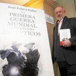 Juan Eslava Galán: «Un chiste a tiempo cuenta mejor lo que pasa que cuatro o cinco páginas»