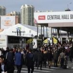 Visitantes recorren las instalaciones de la Feria CES que se lleva a cabo en Las Vegas, Nevada