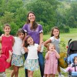 Ondina Vélez, que está embarazada, junto a sus siete hijos