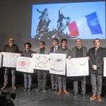 El embajador de Francia en España, Jérôme Bonnafont, junto a los humoristas gráficos españoles en el homenaje en la embajada de Francia en Madrid