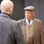 José Luis Torrijos (de espaldas) y Pepe Sancho, como el marido, en «La amante inglesa»