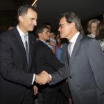 El rey Felipe VI saluda al presidente de la Generalitat de Catalunya, Artur Mas.