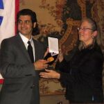 El diestro recibe la medalla de manos de Lore Monnig