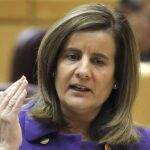 La ministra de Empleo y Seguridad Social, Fátima Báñez, durante su intervención hoy en la sesión de control al Gobierno que ha tenido lugar en el pleno del Senado.