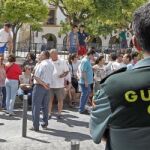 Vecinos de Estepa concentrados hoy ante las puertas del Ayuntamiento tras los incidentes ocurridos ayer.