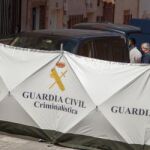 La Guardia Civil acota el entorno de la casa en que se ha producido el suceso.