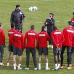 Simeone quiere mentalizar a sus jugadores de que la Copa es muy importante. El «profe» Ortega le explicó a la plantilla el trabajo que iban a realizar.