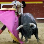 Garrido carga la suerte para rematar con una buena media a uno de sus novillos de El Parralejo
