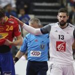 El jugador de la selección francesa de balonmano Nikola Karabatic saluda al español Viran Morros de Argila