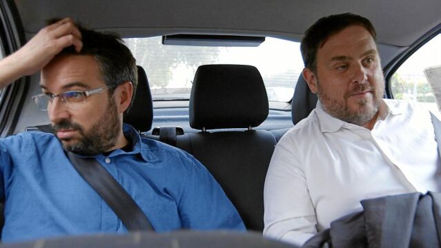 Jordi Évole (izda.) acompaña a Oriol Junqueras (dcha.) a casa de una familia sevillana, con Dani Rovira como taxista