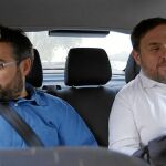 Jordi Évole (izda.) acompaña a Oriol Junqueras (dcha.) a casa de una familia sevillana, con Dani Rovira como taxista