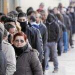 Imagen de archivo de decenas de personas esperando a ser atendidas por el Servicio Andaluz de Empleo