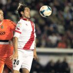 El delantero del Rayo Vallecano Joaquín Larrivey controla el balón ante el defensa francés del Valencia Jérémy Mathieu