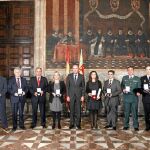 El presidente de la Generalitat, ayer con todos los premiados con las altas distinciones