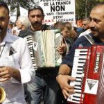 Manifestación en Paris, contra la política de inmigración y seguridad del gobierno contra los gitanos.