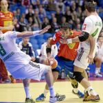 El central del Barça Dani Sarmiento, que en la imagen trata de superar a Szollosi e Ivancsik, anotó dos goles para España
