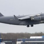 Un avión militar de Estados Unidos en el aeropuerto de Schipol, en Amsterdam, donde está previsto que llegue mañana Obama.