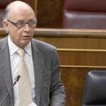 El ministro de Hacienda, Cristóbal Montoro, ayer en el Congreso