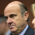 Luis de Guindos, junto a la ministra portuguesa de Finanzas, Maria Luis Albuquerque, hoy en la reunión de la Eurocámara en Bruselas.