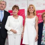 De izquierda a derecha Dr. Manuel Díaz Curiel, presidente de FHOEMO; Gemma Cuervo; Cayetana Guillén Cuervo, y Carmen Sánchez, presidenta de AECOS.