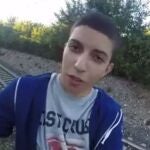 Un tren pasa por encima de un adolescente, que sale ileso