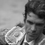 José Tomás, absorto, con la mirada perdida, en el callejón de una plaza de toros