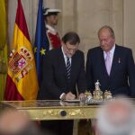 Rajoy firma la ley de abdicación y rubrica así uno de los mayores logros de su Gobierno.