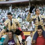 Los diestros José María Manzanares (i) y El Fandi salieron a hombros tras cortar dos orejas cada uno en el festejo taurino de las fiestas de San Lorenzo celebrado esta tarde en Huesca.