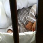 Martín Casillas duerme en su cuna