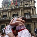 Ambiente que se vivía en la Plaza del Ayuntamiento antes del chupinazo que ha lanzado el presidente de la Cruz Roja en Pamplona.