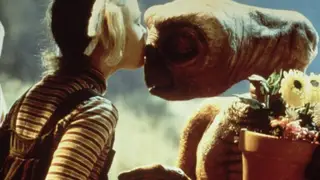 Tierno beso de Drew Barrymore a E.T. Tierno beso de Drew Barrymore a E.T.