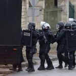 Francia lanza una operación sin precedentes en busca de los dos sospechosos del atentado contra el semanario satírico «Charlie Hebdo».