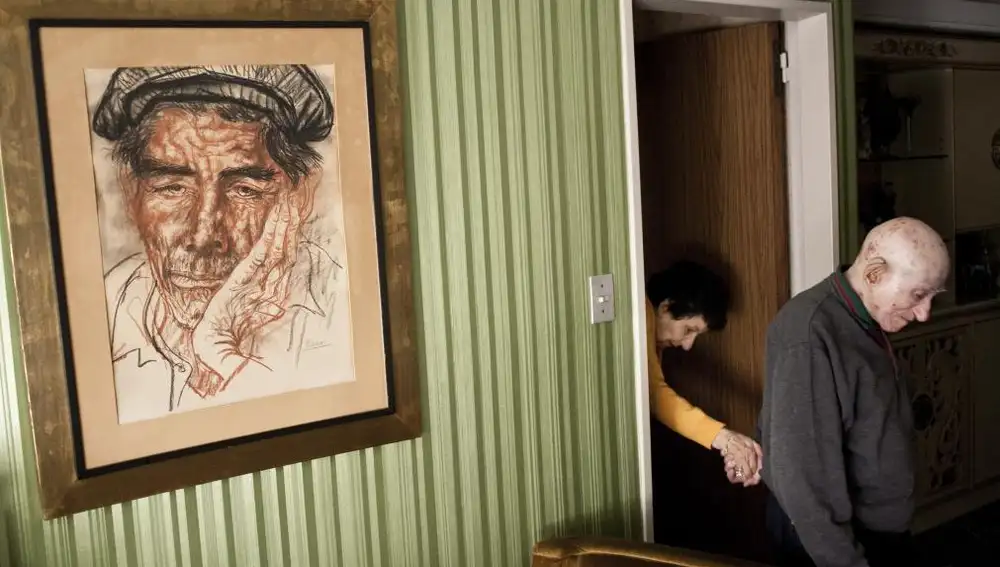 Un hombre junto a su mujer, que padece demencia, en su casa de Argentina