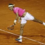 Rafael Nadal en un saque durante el partido contra Federico Delbonis
