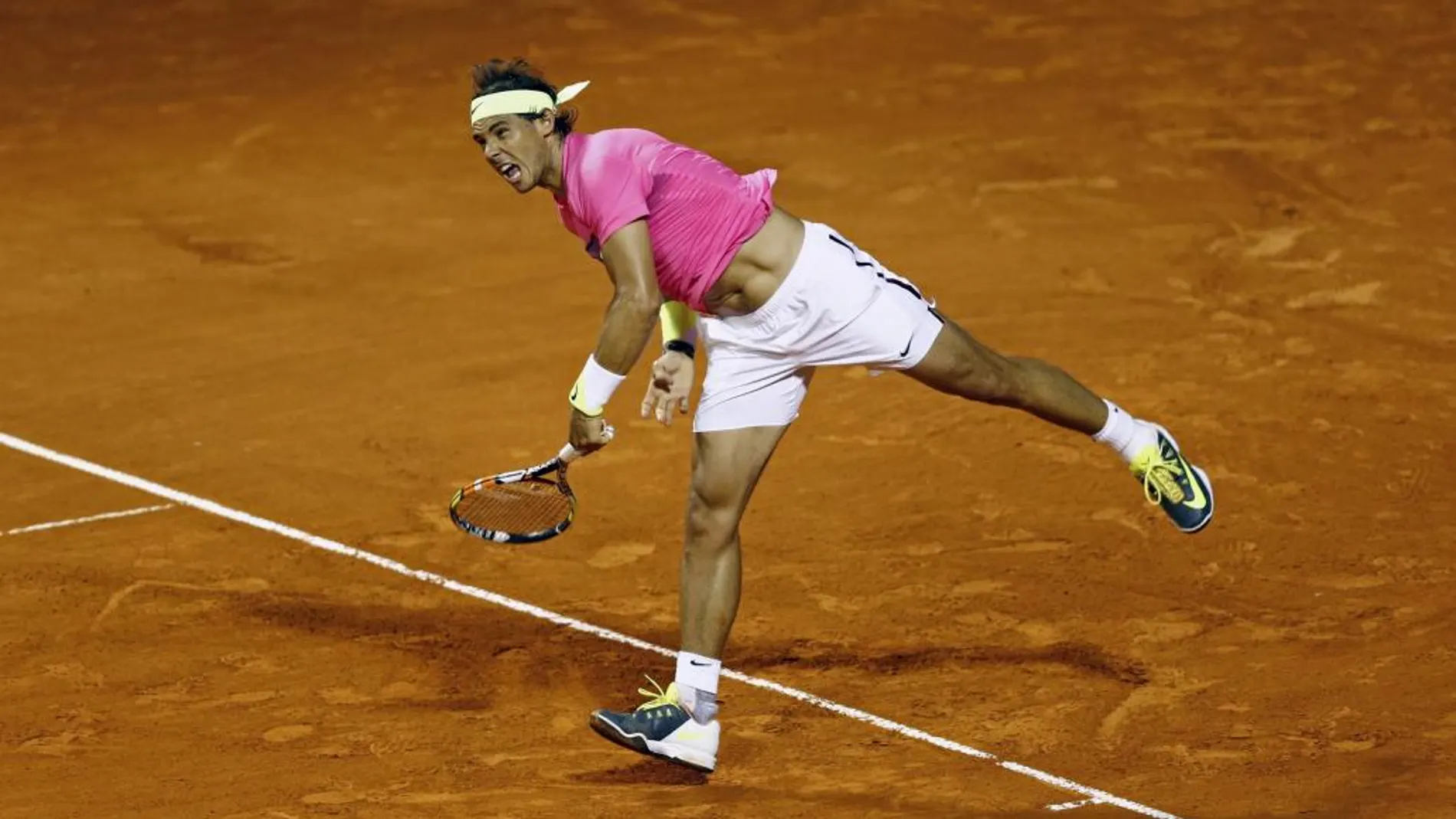 Rafael Nadal en un saque durante el partido contra Federico Delbonis