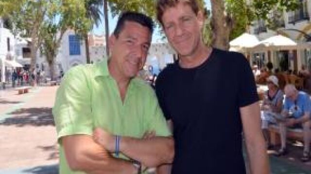 Javi y Tito se reencuentran en Nerja el día que «Verano azul» vuelve