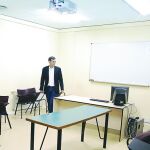 El decano, Luis Enrique Otero, enseña el aula asignada como nueva capilla.