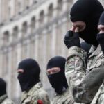Miembros de las denominadas autodefensas celebran en el Maidán de Kiev un homenaje a los soldados caídos contra los rebeldes prorrusos.