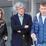 Paco González salía ayer del hospital con sus compañeros de la Cope Ernesto Sáenz de Buruaga, Juan Antonio Alcalá y Rubén Martín