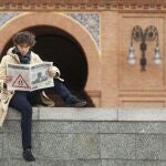 Eduardo Gallo lee LA RAZÓN junto a la plaza de toros de Las Ventas