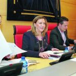 La consejera de Hacienda, Pilar del Olmo, durante su comparecencia en las Cortes, junto a María Álvarez Quiñones y Pedro González