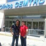 El torero con su apoderado Antonio Tejero en la entrada de la Clínica Cemtro antes de ser intervenido