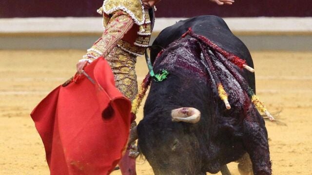 Derechazo de Diego Urdiales, ayer en Logroño