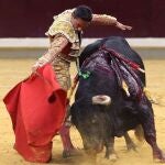 Derechazo de Diego Urdiales, ayer en Logroño