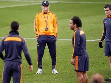 Ancelotti observa el entrenamiento de ayer del Madrid en el campo del Schalke 04 Ancelotti observa el entrenamiento de ayer del Madrid en el campo del Schalke 04