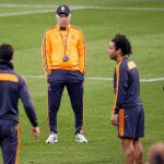 Ancelotti observa el entrenamiento de ayer del Madrid en el campo del Schalke 04