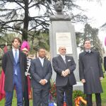 De izda a dcha: don Gonzalo Ortiz Lázaro; don Juan Cuevas; el embajador César Medina Abreu y don Álvaro Ballarín, delante del busto Juan Pablo Duarte y Diez.
