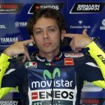 El piloto italiano de MotoGP Valentino Rossi (Yamaha) en boxes durante los primeros entrenamientos libres del Gran Premio de España de Motociclismo.